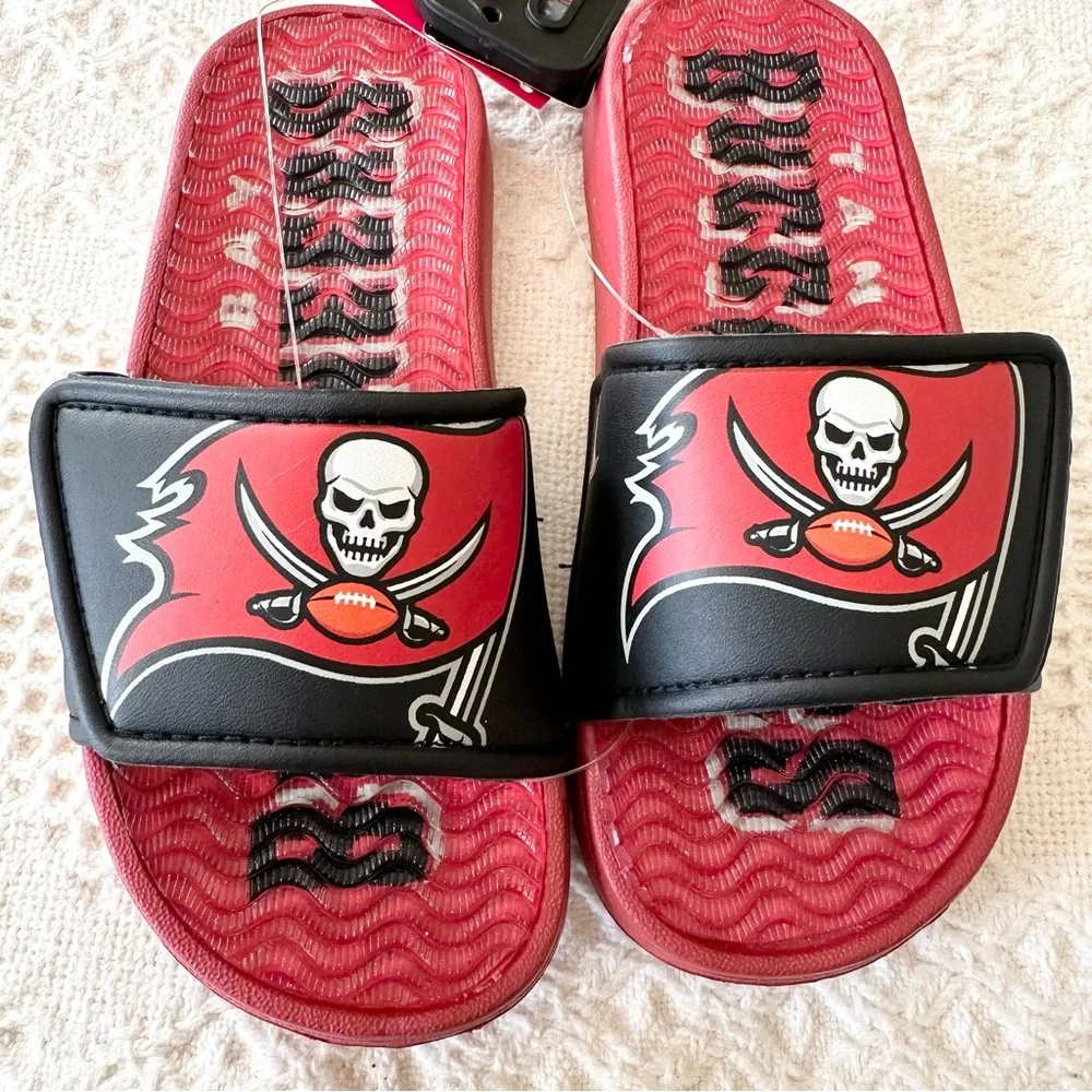 Tampa Bay Buccaneers Shoes Slides Youth 11-12 Red Black Foco Gel Bucs Skull NWT